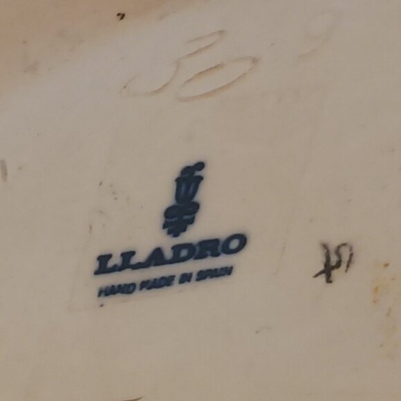 Vintage Lladro Cinderella #4828 Porcelain Figurine – “Lost Slipper” - Picture 8 of 15